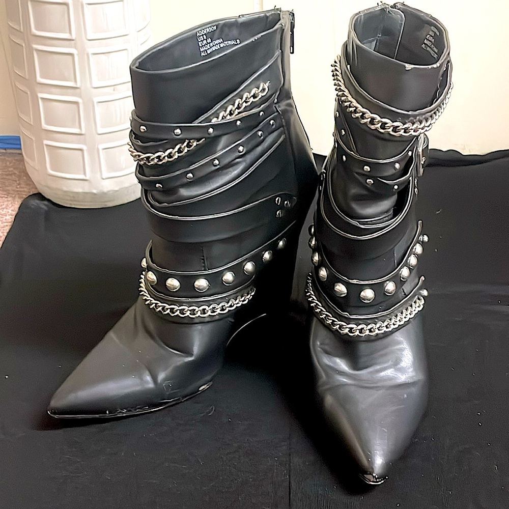 Women’s Black Arched Wedge Heel Boot S:9 Buckle Stud Chains Used Good Condition